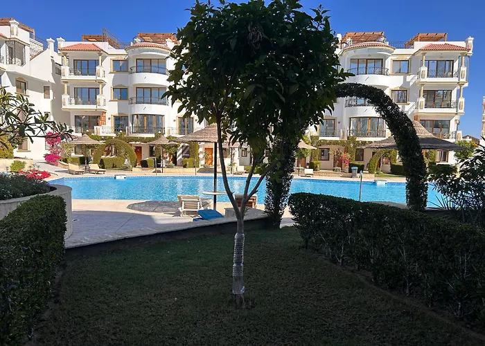 Hills - Cosy With Pool View And Free Access